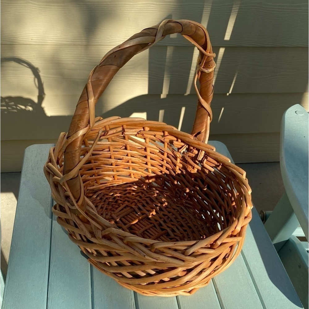Wicker Oval Basket. Lovely weave. EUC. 11” long, 8” wide, 6” tall plus handle